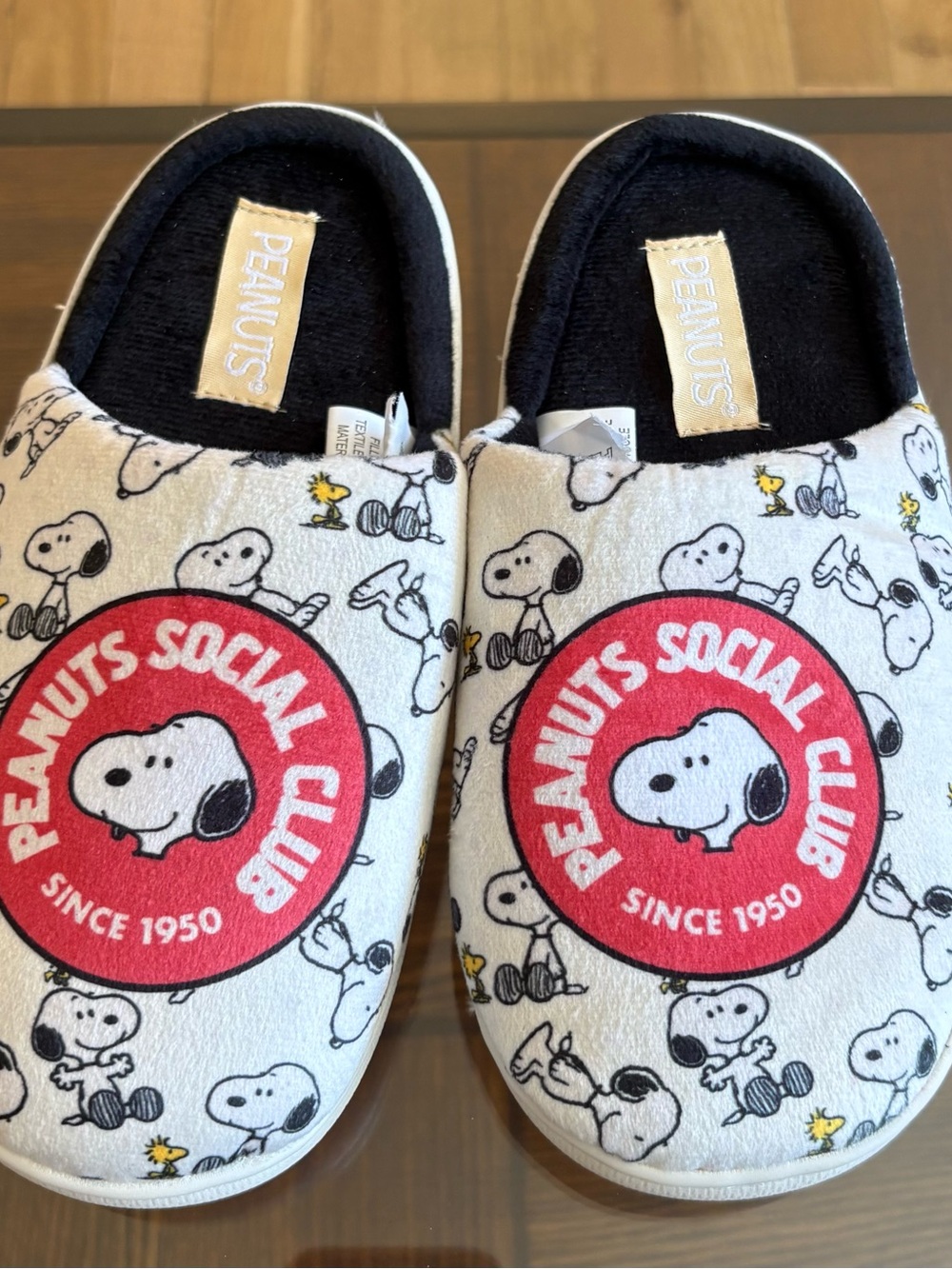 Peanuts Social Club Kids White Snoopy Slippers size 5